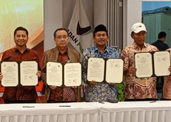 Rektor UNU Kalbar, Dr Rachmat Sahputra (dua dari kanan) memperlihat naskah MoU bersama perguruan tinggi lain.