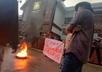 Sejumlah mahasiswa yang tergabung membakar ban di depan Kejari saat menggelar aksi unjuk rasa dalam rangka Hari Anti Korupsi Sedunia, Senin 9 Desember 2024, sore. FOTO: Achmad Mundzirin/JURNALIS.co.id