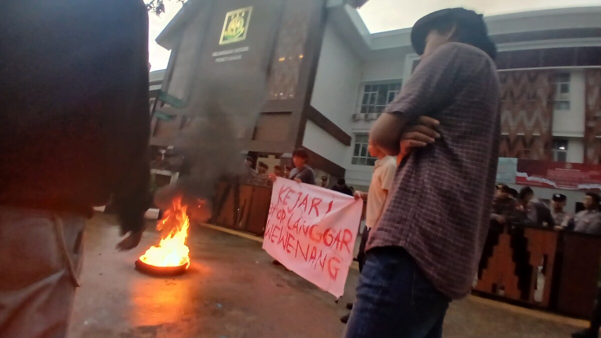 Sejumlah mahasiswa yang tergabung membakar ban di depan Kejari saat menggelar aksi unjuk rasa dalam rangka Hari Anti Korupsi Sedunia, Senin 9 Desember 2024, sore. FOTO: Achmad Mundzirin/JURNALIS.co.id