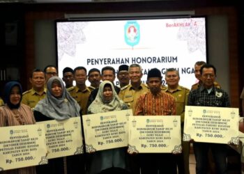 Petugas fardhu kifayah dan guru ngaji di Kabupaten Kubu Raya, Selasa (10/12/2024), di Ruang Pamong Praja I Kantor Bupati Kubu Raya.