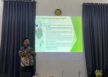Caption Foto: Fajar Cahyanto saat memberikan materi di hadapan pelaku UMK di Kuala Dua Kubu Raya
