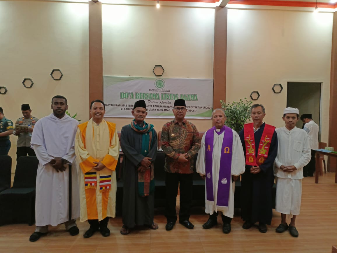 Pejabat PJ Bupati Alfian didampingi beberapa tokoh lintas agama saat hadir dalam do'a bersama, di cafe join pantai pulau Datuk, kamis (12/12/2024) malam, Foto. (Bakri/jurnalis.co.id)