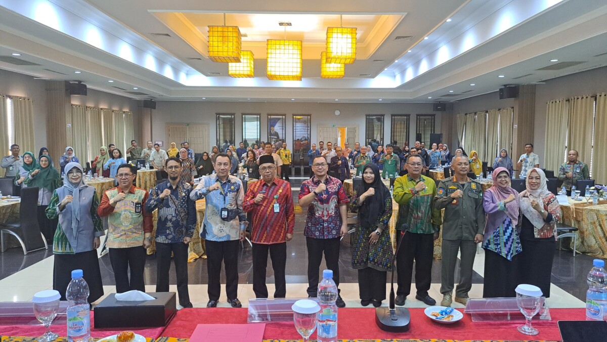 Caption Foto : Foto bersama peserta rapat pembahasan Evaluasi Gubernur Kalbar atas Rancangan APBD Kota Pontianak Tahun Anggaran 2025.