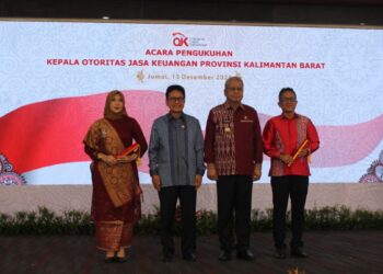 Keterangan foto : Foto bersama usai penyerahan SK Pengukuhan Kepala OJK Kalimantan barat oleh Wakil Ketua Dewan Komisioner OJK RI Mirza Adityaswara kepada Rochma Hidayati dan Maulana Yasin yang disaksikan oleh Pj Gubernur Kalbar Harrison. Foto : Deny W. Hendrata