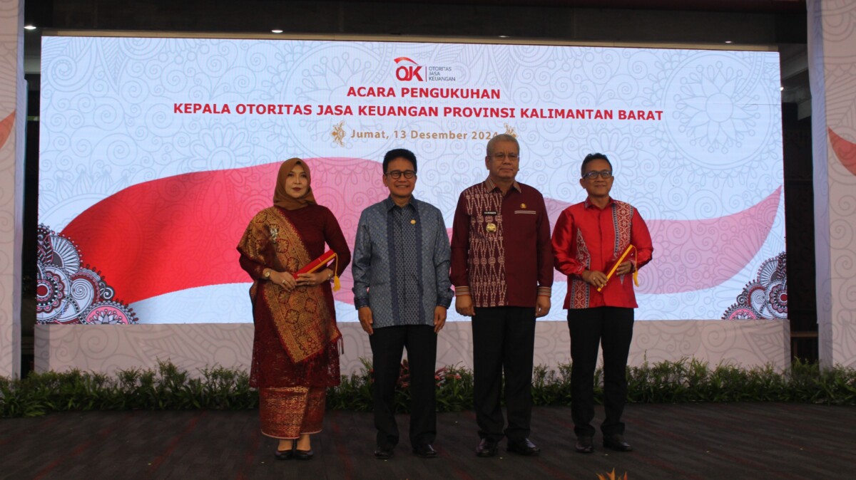 Keterangan foto : Foto bersama usai penyerahan SK Pengukuhan Kepala OJK Kalimantan barat oleh Wakil Ketua Dewan Komisioner OJK RI Mirza Adityaswara kepada Rochma Hidayati dan Maulana Yasin yang disaksikan oleh Pj Gubernur Kalbar Harrison. Foto : Deny W. Hendrata