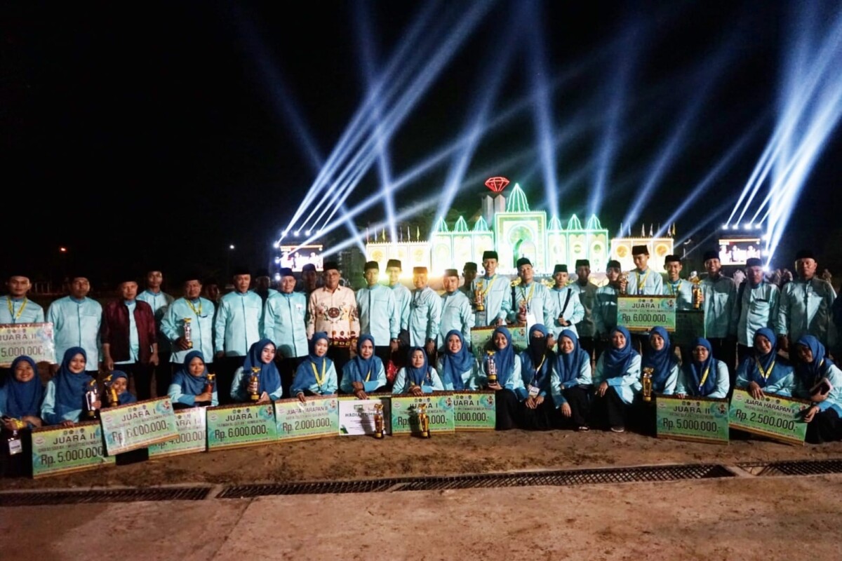 Caption Foto : Seluruh peserta Kafilah Pontianak foto bersama Sekretaris Daerah Kota Pontianak Amirullah.