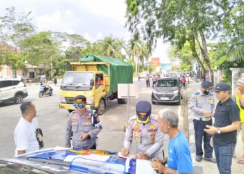 Caption Foto : Tim Gabungan yang terdiri dari Dishub, TNI dan Kepolisian melakukan pemeriksaan kendaraan angkutan yang beroperasi di wilayah Kota Pontianak.