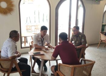 Caption Foto : Bapenda dan Satpol PP Kota Pontianak yang tergabung dalam Tim Penertiban Pajak Daerah (TPPD) Kota Pontianak menyisir sejumlah objek pajak tempat usaha yang menunggak pajak daerah.