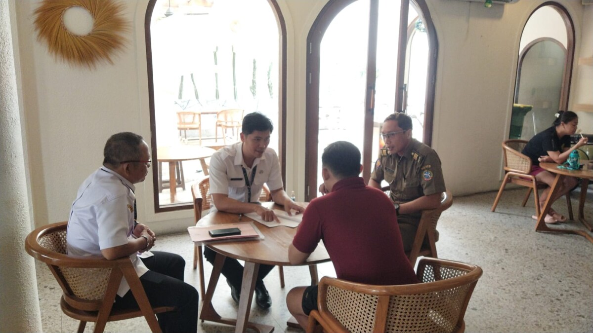 Caption Foto : Bapenda dan Satpol PP Kota Pontianak yang tergabung dalam Tim Penertiban Pajak Daerah (TPPD) Kota Pontianak menyisir sejumlah objek pajak tempat usaha yang menunggak pajak daerah.