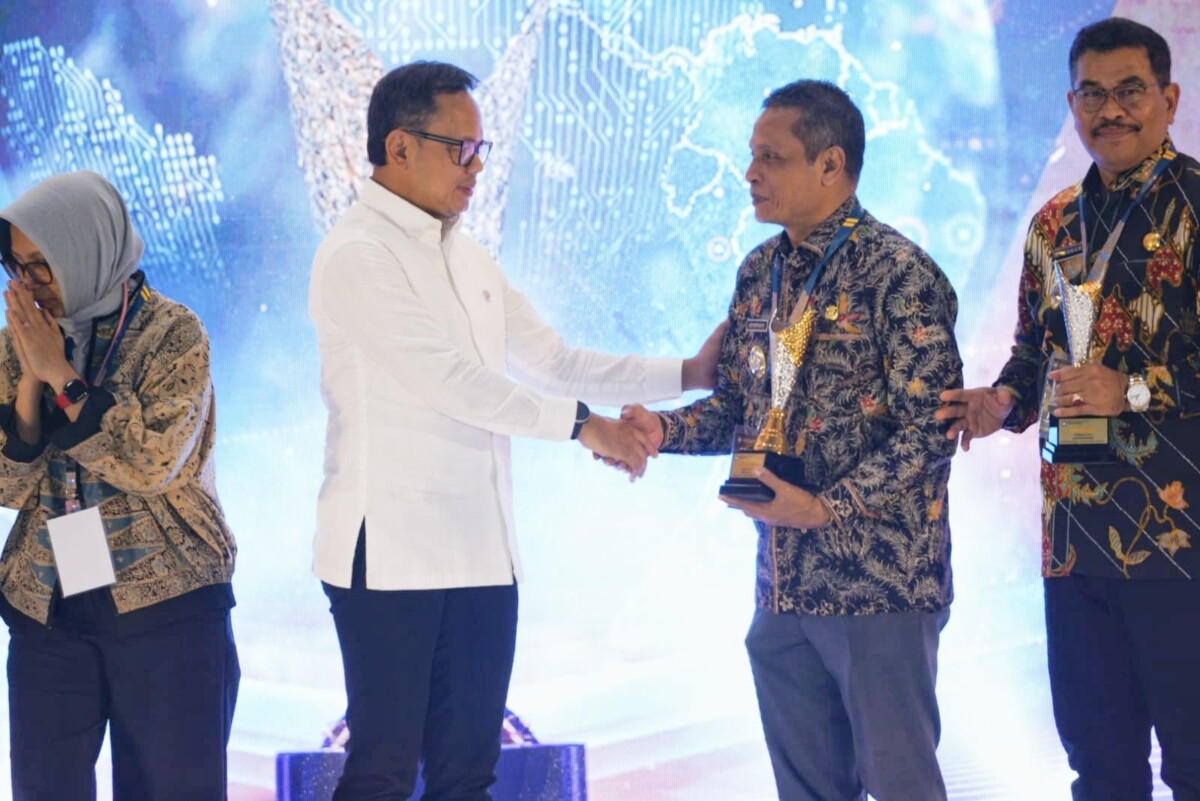 Wakil Menteri Dalam Negeri Bima Arya memberikan ucapan selamat kepada Pj Wali Kota Pontianak Edi Suryanto atas anugerah APBD Award yang diterimanya.