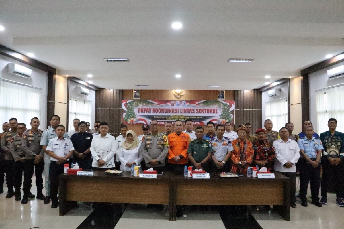 Polres Kubu Raya melibatkan instansi terkait menggelar Rakor Linsek dalam rangka persiapan Operasi Lilin Kapuas 2024 untuk mengamankan Hari Raya Natal dan Tahun Baru 2025 yang berlangsung di Aula Mapolres Kubu Raya pada Rabu (18/12/2024). Foto: Polres Kubu Raya.