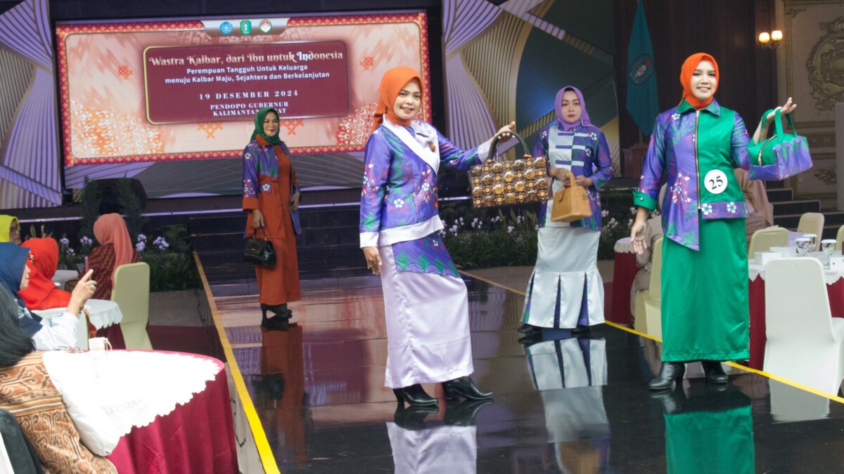 Fashion Show di acara Wastra kalbar dari Ibu Untuk Indonesia dengan tema Perempuan Tangguh Untuk Keluarga Menuju Kalbar Maju, Sejahtera dan Berkelanjutan. Foto : Deny W. Hendrata