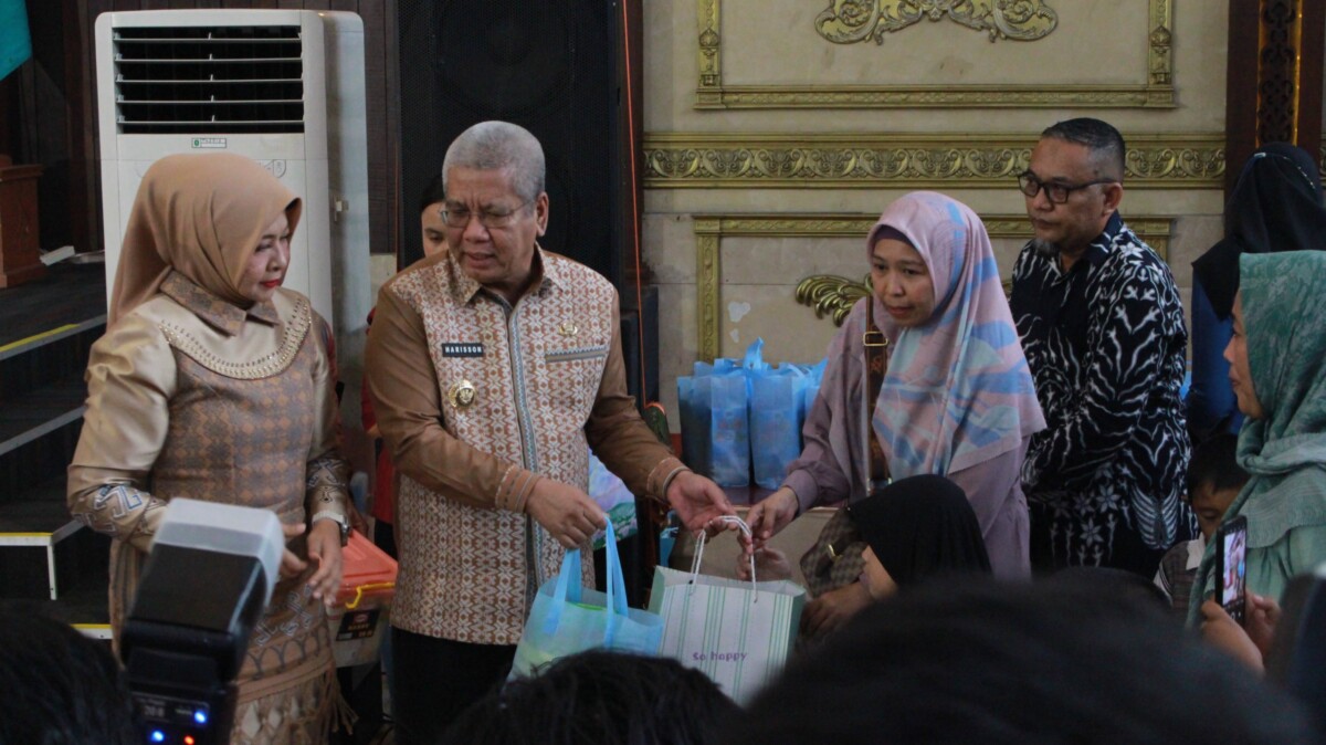 Pj Gubernur Kalbar didampingi Pj Ketua Dewan Kerajinan Nasional Daerah (Dekranasda) Kalimantan Barat memberikan tali asih kepada para ibu tangguh yang memiliki anak penyandang disabilitas. Foto : Deny W. Hendrata.