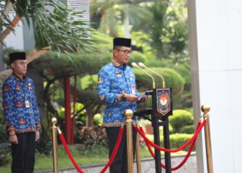 Pelaksana Harian (Plh.) Sekretaris Badan Nasional Pengelola Perbatasan (BNPP) Makhruzi Rahman selaku inspektur upacara
