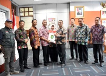 Pj Bupati Kubu Raya Syarif Kamaruzaman menyerahkan secara simbolis beras Cadangan Pangan Pemerintah Daerah (CPPD) Provinsi Kalimantan Barat dan Pemerintah Kabupaten Kubu Raya kepada perwakilan korban terdampak bencana alam banjir di Kabupaten Kubu Raya, Kamis (19/12/2024), di Kantor Bupati Kubu Raya.