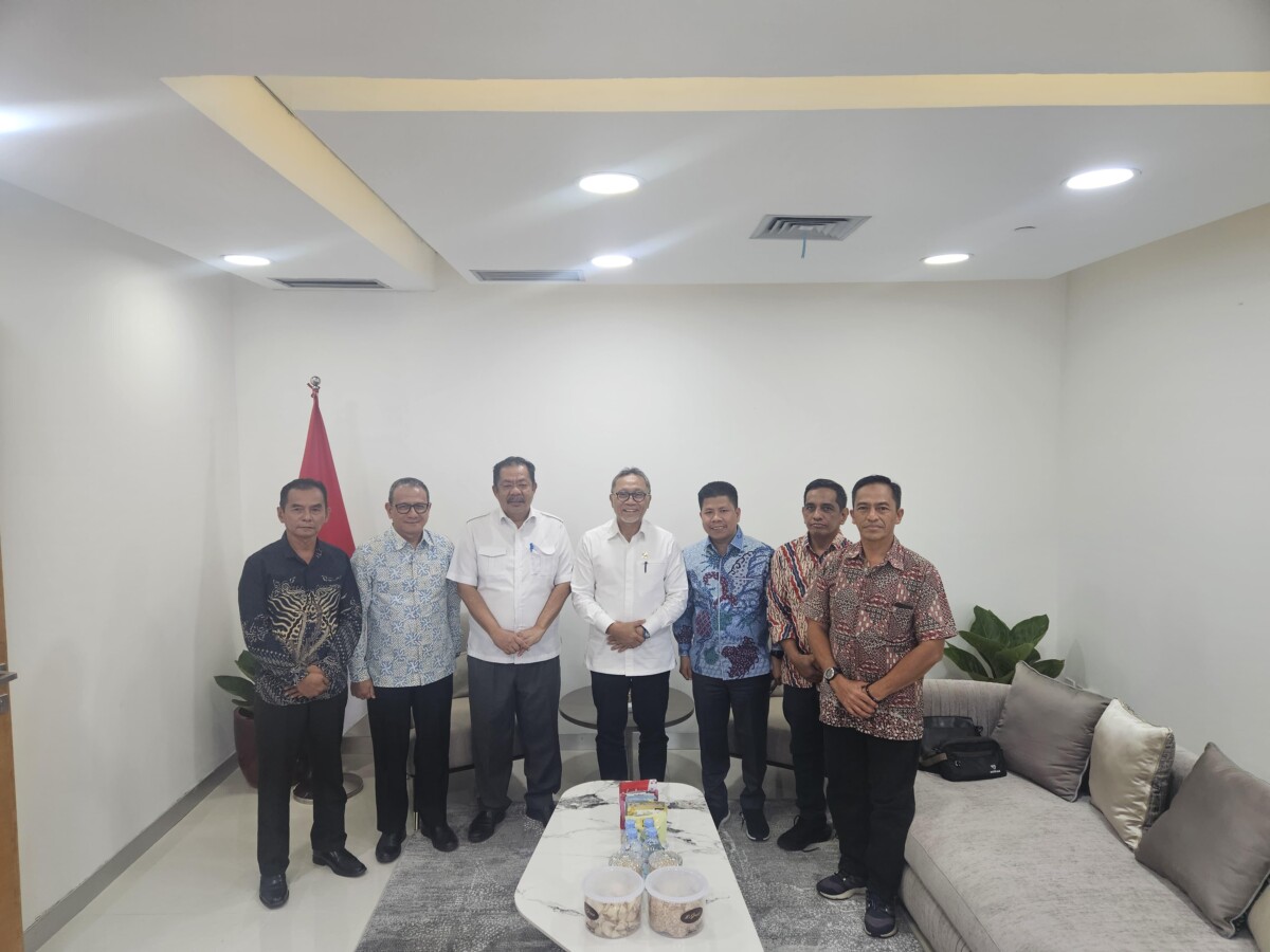 Bupati Sambas, H. Satono, S.Sos. I, MH, bersama Sekretaris Daerah Kabupaten Sambas, Ir. H. Fery Madagaskar, M.Si, dan sejumlah Kepala Organisasi Perangkat Daerah (OPD), melakukan kunjungan silaturahmi ke Kantor Kementerian Koordinator Bidang Pangan di Jakarta pada Rabu (18/12/2024).