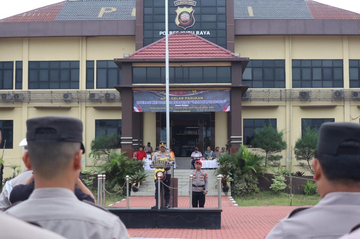 Polres Kubu Raya menggelar Apel Gelar Pasukan Operasi Kepolisian Terpusat "Lilin Kapuas 2024" Kegiatan berlangsung pada Jumat (20/12/2024) pukul 08.00 WIB di Lapangan Apel Polres Kubu Raya.