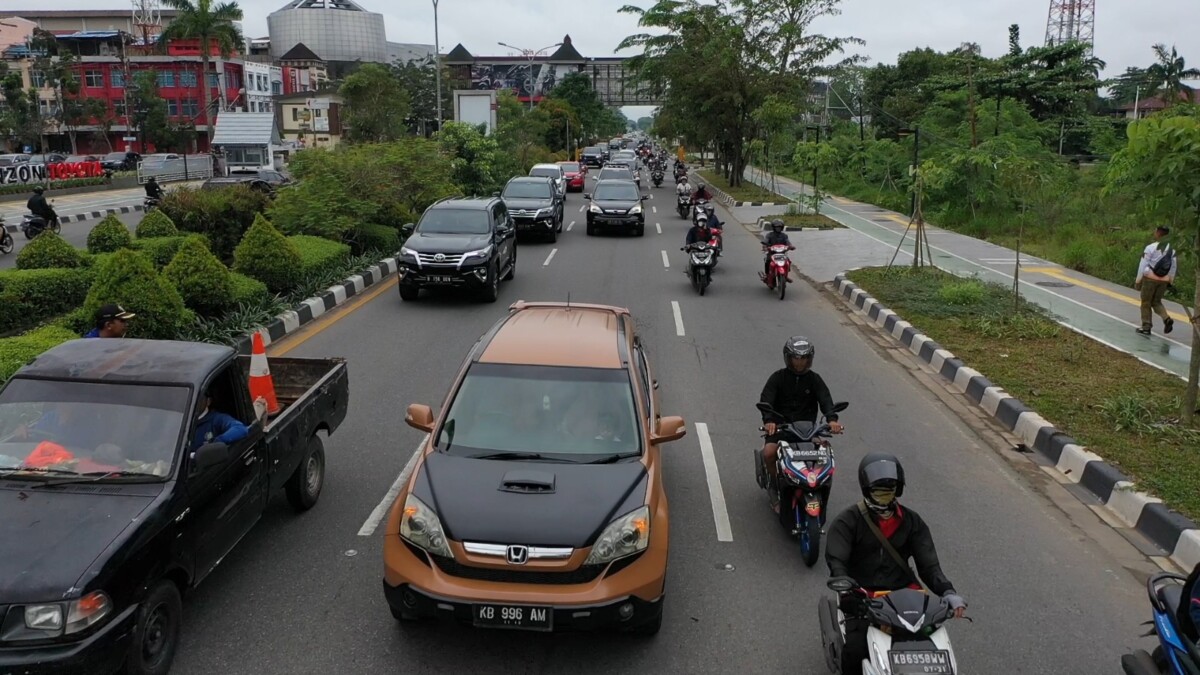 Kendaraan bermotor yang melintas di Jalan Ayani Kota Pontianak. Foto : Deny W. Hendrata.