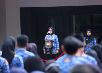 Pimpin upacara Hari Ibu, Plh. Dirjen Dukcapil Handayani Ningrum. Handayani membacakan teks sambutan Menteri Pemberdayaan Perempuan dan Perlindungan Anak (PPPA).