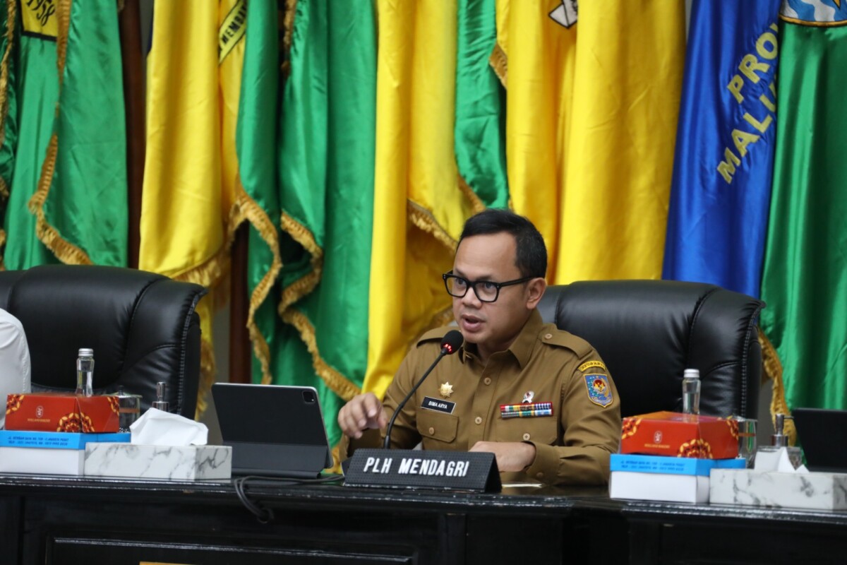 Wamendagri Bima Arya Sugiarto memimpin Rapat Koordinasi Pengendalian Inflasi Daerah di Gedung Sasana Bhakti Praja (SBP) Kantor Pusat Kementerian Dalam Negeri (Kemendagri), Jakarta, Senin (23/12/2024).