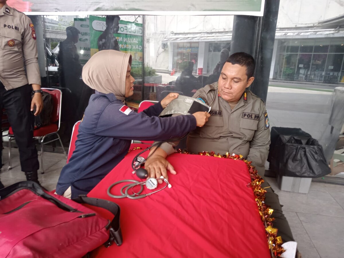 Tim Kesehatan Polres Kubu Raya memberikan pelayanan kesehatan kepada masyarakat yang membutuhkan selama perjalanan mudik, Natal 2024 dan Tahun Baru 2025.