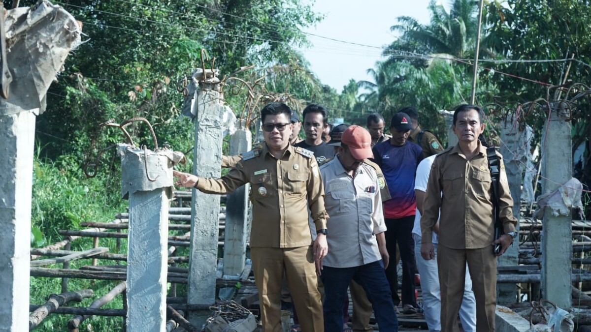 Bupati Sambas Satono meninjau progres pembangunan Jembatan Berkemajuan Non APBD di Dusun Lubuk Lagak, Desa Lubuk Dagang, Kecamatan Sambas, Kabupaten Sambas, Senin 23 Desember 2024.