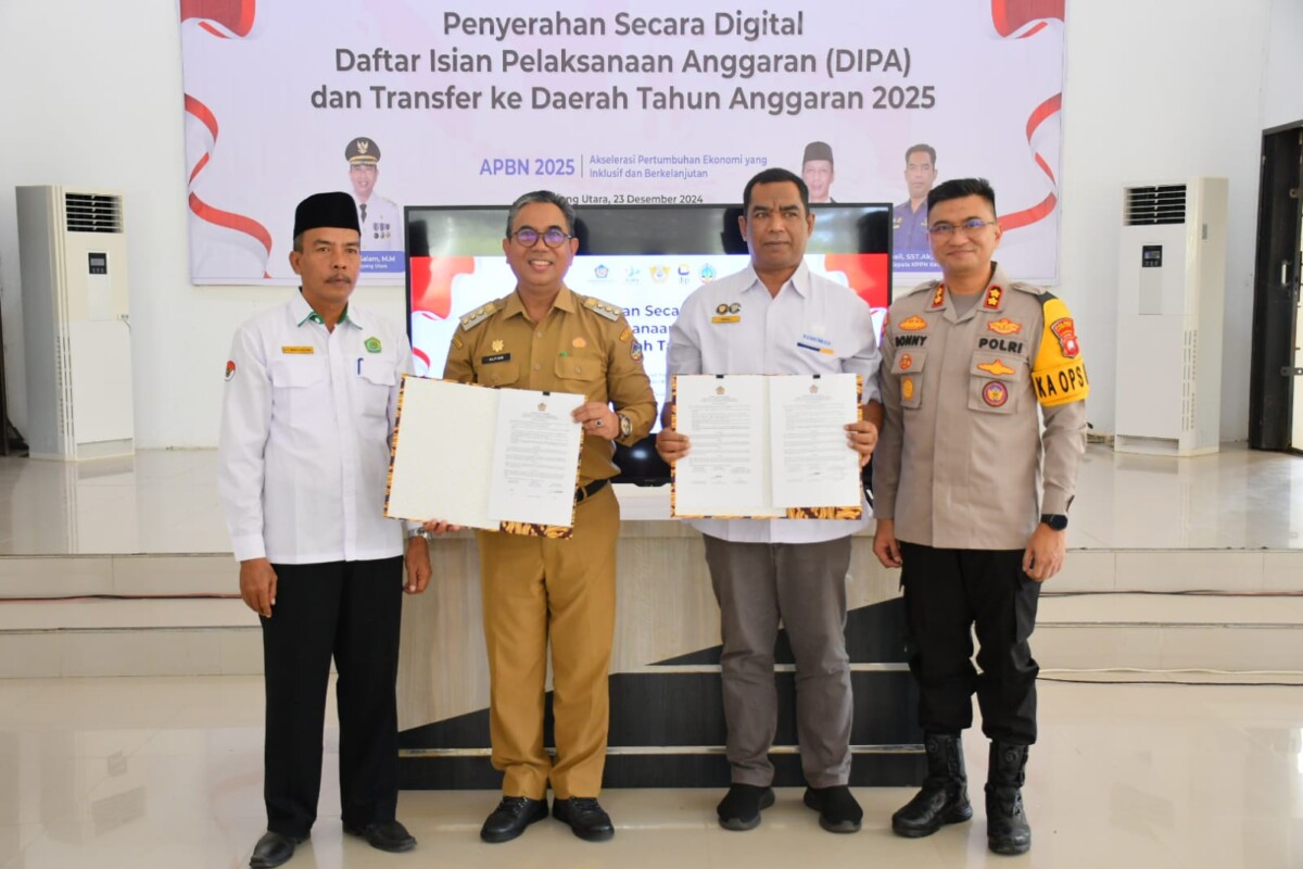 Penjabat PJ Bupati Alfian Salam Saat menghadiri penyerahan secara digital Daftar Isian Pelaksanaan Anggaran (DIPA) dan Daftar Alokasi Transfer ke Daerah (TKD) Tahun Anggaran 2025, berlangsung di Pondopo Bupati, Sukadana, Senin (23/12/2024). Foto (Porkopim)