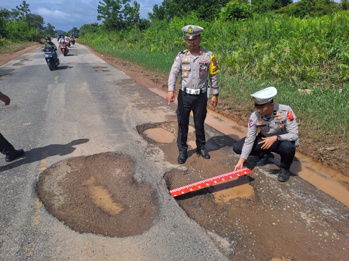 Kondisi jalan berlubang di ruas Jalan Trans Kalimantan, tepatnya di KM 36 hingga KM 41 Desa Teluk Bakung, Kubu Raya, Kalimantan Barat, memerlukan perhatian serius.