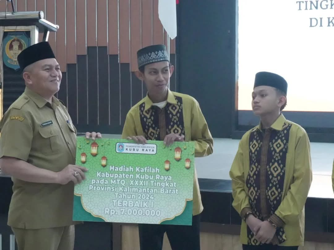 Yusran Anizam saat menghadiri syukuran yang dirangkaikan penyerahan bonus kepada Kafilah Kubu Raya, Senin (23/12/2024), di Aula Praja Utama Kantor Bupati Kubu Raya.