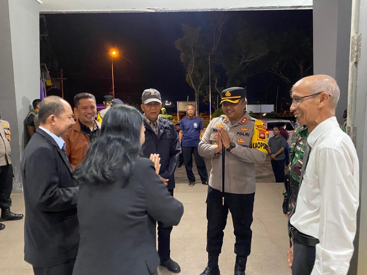 Forkopimda menyambangi tiga gereja utama di wilayah Kecamatan Sungai Raya, yakni GPIB Siloam Mamuraja di Jalan Arteri Supadio, Gereja Kristus Yesus di lokasi yang sama, serta Gereja Paroki St. Agustinus di Jalan Adisucipto.