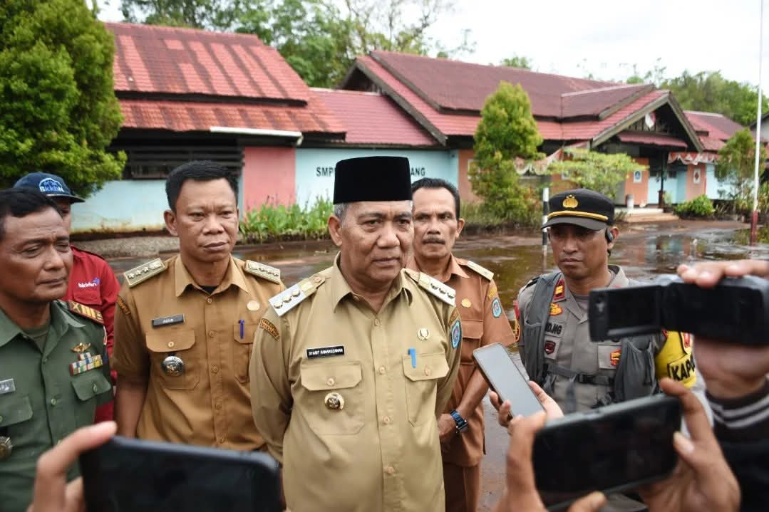 Pj Bupati Kubu Raya Syarif Kamaruzaman usai menerima penyerahan bantuan dari Pj Gubernur Kalimantan Barat Harisson di Kantor Desa Pancaroba, Kecamatan Sungai Ambawang, Selasa (24/12/2024).