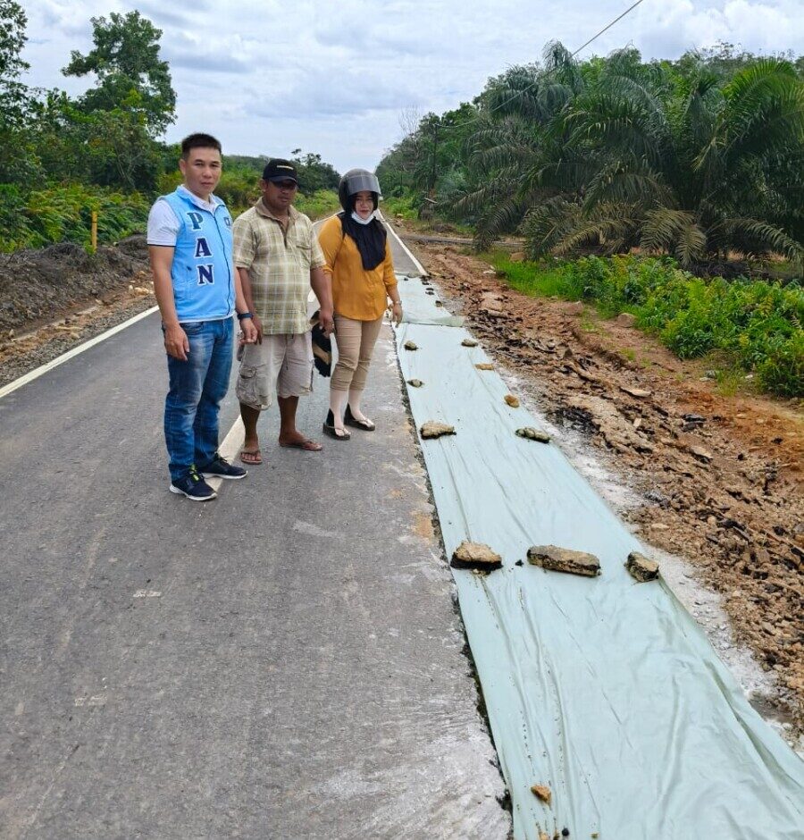 FOTO: Rudy anggota DPRD Kabupaten Kayong Utara dari Partai Amanat Nasional (PAN) saat meninjau jalan sukamaju-banyu abang yang baru beberapa bulan dikerjakan sudah mengalami kerusakan, Rabu (25/12/2024)