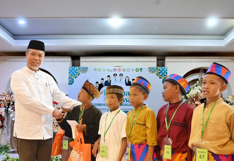 Caption: Staf Ahli Bupati, Maryadi memberikan selamat kepada peserta khitanan massal Masjid Al-Ikhlas Ketapang. Foto: Prokopim Pemkab Ketapang.