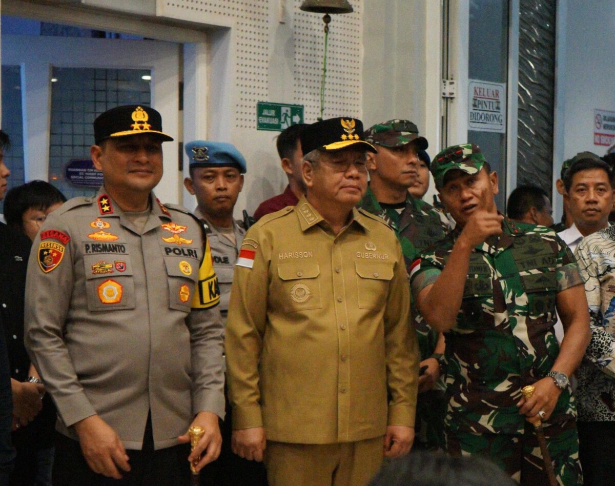 Kapolda Kalbar Irjen Pol Pipit Rismanto bersama PJ Gubernur Kalbar Harisson dan Pangdam XII Tanjungpura Mayjen TNI Iwan Setiawan saat melakukan monitoring kegiatan ibadah di Gereja Katedral Pontianak, Selasa 24 Desember, malam. FOTO: Achmad Mundzirin