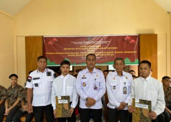 Kepala LPKA Sungai Raya, Irwan bersama anak binaan Lembaga Pembinaan Khusus Anak Kelas II Sungai Raya yang menerima remisi hari raya Natal.