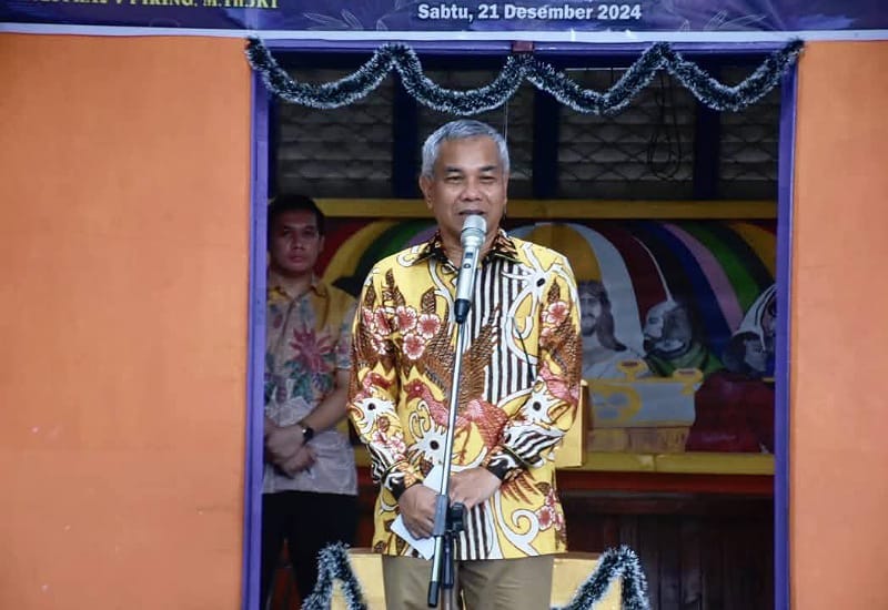 Caption: Bupati Martin menyampaikan sambutan di acara ibadah Natal bersama WBP. Foto: Prokopim Pemkab Ketapang.