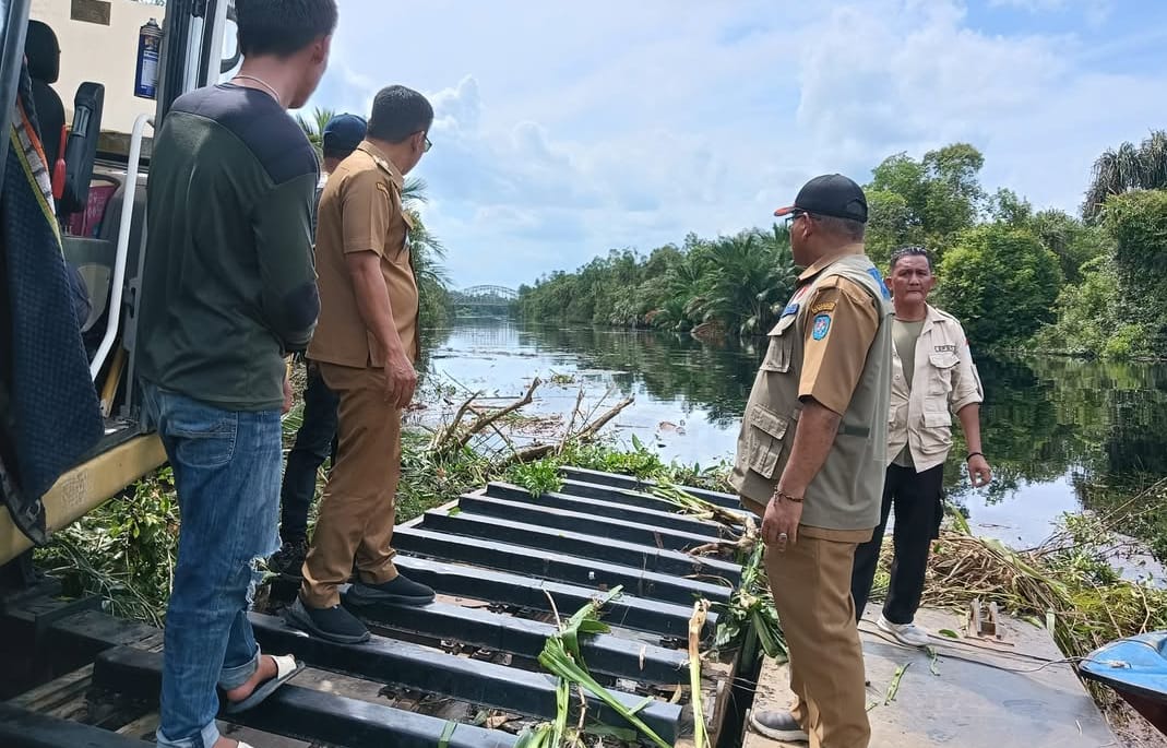 Camat Sungai Ambawang saat melakukan peninjauan pengerukan sungai