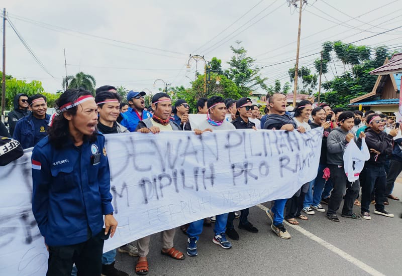 Caption: Ratusan Buruh yang tergabung dalam aksi demonstrasi saat menyuarakan penetapan UMSK di depan Kantor DPRD, Jumat (27/12). Foto: Hemi for JURNALIS.co.id