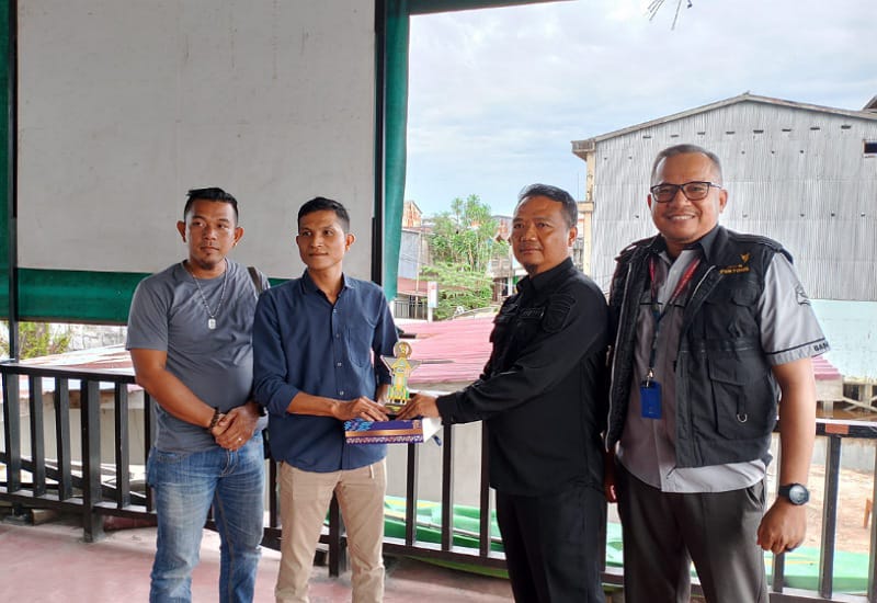 Caption: Sekretaris AJK, Abdul Salim menerima cinderamata dari kantor Bea Cukai Ketapang usai silaturrahmi, Jumat (27/12/2024). Foto: AJK.