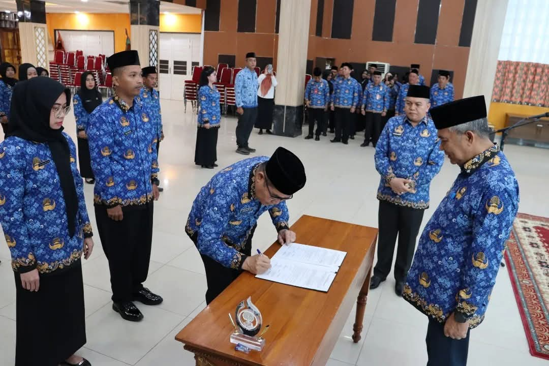 Pj Bupati Kubu Raya Syarif Kamaruzaman melantik 19 pejabat fungsional di lingkungan Pemerintah Kabupaten Kubu Raya, Senin (30/12/2024), di Aula Praja Utama Kantor Bupati Kubu Raya.