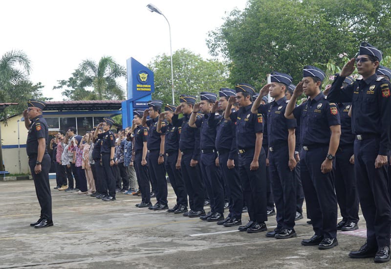 Caption: Seluruh pegawai kantor Bea Cukai Ketapang. Foto: Humas Bea Cukai.