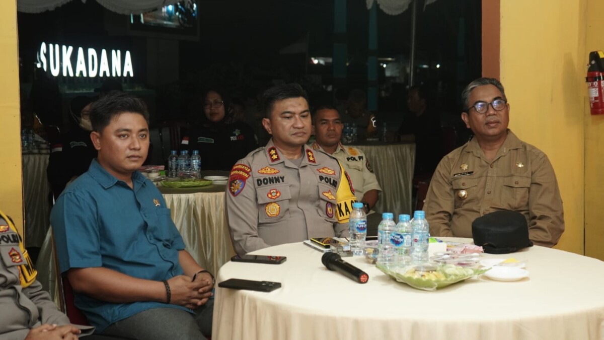 PJ bupati Alfian bersama Kapolres Kayong Utara AKBP Donny Molino Manoppo, didampingi ketua DPRD Surya Aditya saat memantau pergantian tahun 2025 melalui video conference (vidcon). di Pos Pengamanan Tugu Durian, Sukadana, pada Selasa, (31/12/2024).