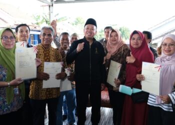 Serahkan Sertifikat Elektronik ke Rumah Warga Manggar Kota Balikpapan, Menteri Nusron Pastikan Tidak Ada Hambatan pada PTSL