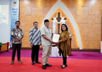 Jelang Perayaan Natal Menteri Nusron Serahkan Sertifikat untuk Gereja yang Berdiri Sejak 1968