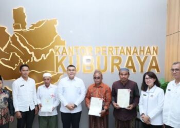 Kunjungi Kantah Kabupaten Kubu Raya, Wamen ATR/Waka BPN Serahkan Tiga Sertifikat Wakaf