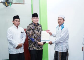 Wamen ATR/BPN Serahkan Sertifikat Tanah Wakaf Surau di Pontianak