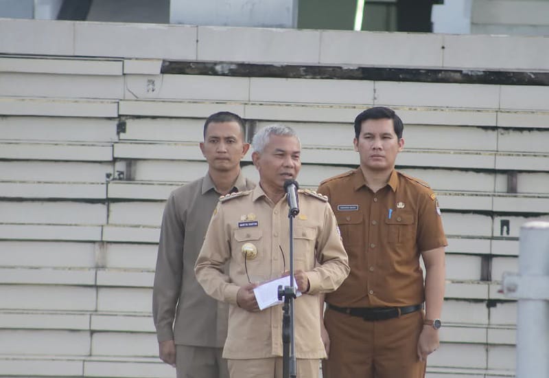 Caption: Bupati Martin ketika memimpin apel gabungan Senin pagi. Foto: Prokopim Pemkab Ketapang.