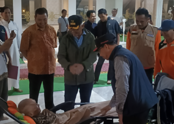 Pj Walikota Singkawang Somastro dan Pj Bupati Mempawah Ismail saat melihat kondisi salah satu warga lansia yang mengungsi akibat banjir di Masjid Agung Alfalah Mempawah