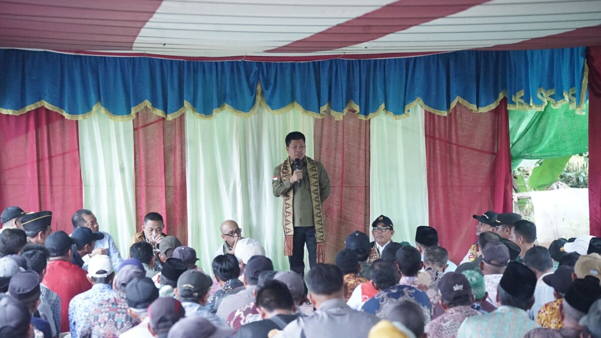 Bupati Sambas H. Satono, S. Sos. I. MH didampingi Wakil Ketua Komisi V DPR RI H. Syarief Abdullah Alkadrie SH, MH meresmikan Jembatan Gantung Penghubung Desa Sungai Serabek dan Desa Pedada Kecamatan Teluk Keramat Kamis 23 Januari 2025. 
