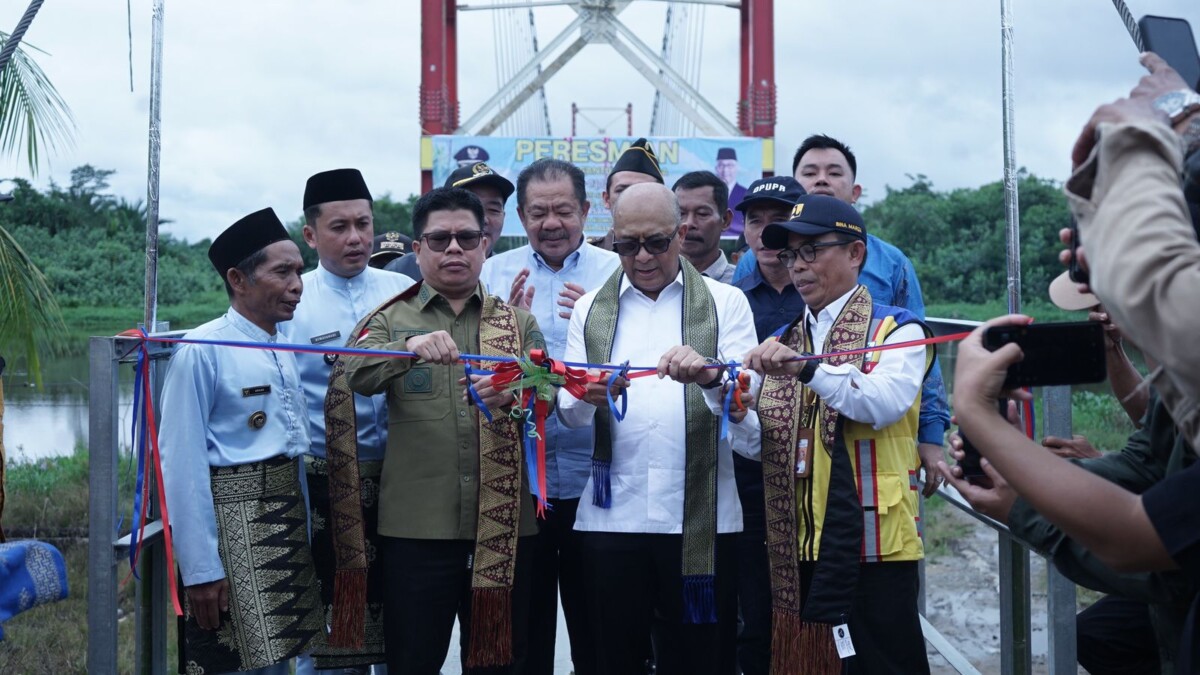 Bupati Sambas H. Satono, S. Sos. I. MH didampingi Wakil Ketua Komisi V DPR RI H. Syarief Abdullah Alkadrie SH, MH meresmikan Jembatan Gantung Penghubung Desa Sungai Serabek dan Desa Pedada Kecamatan Teluk Keramat Kamis 23 Januari 2025.